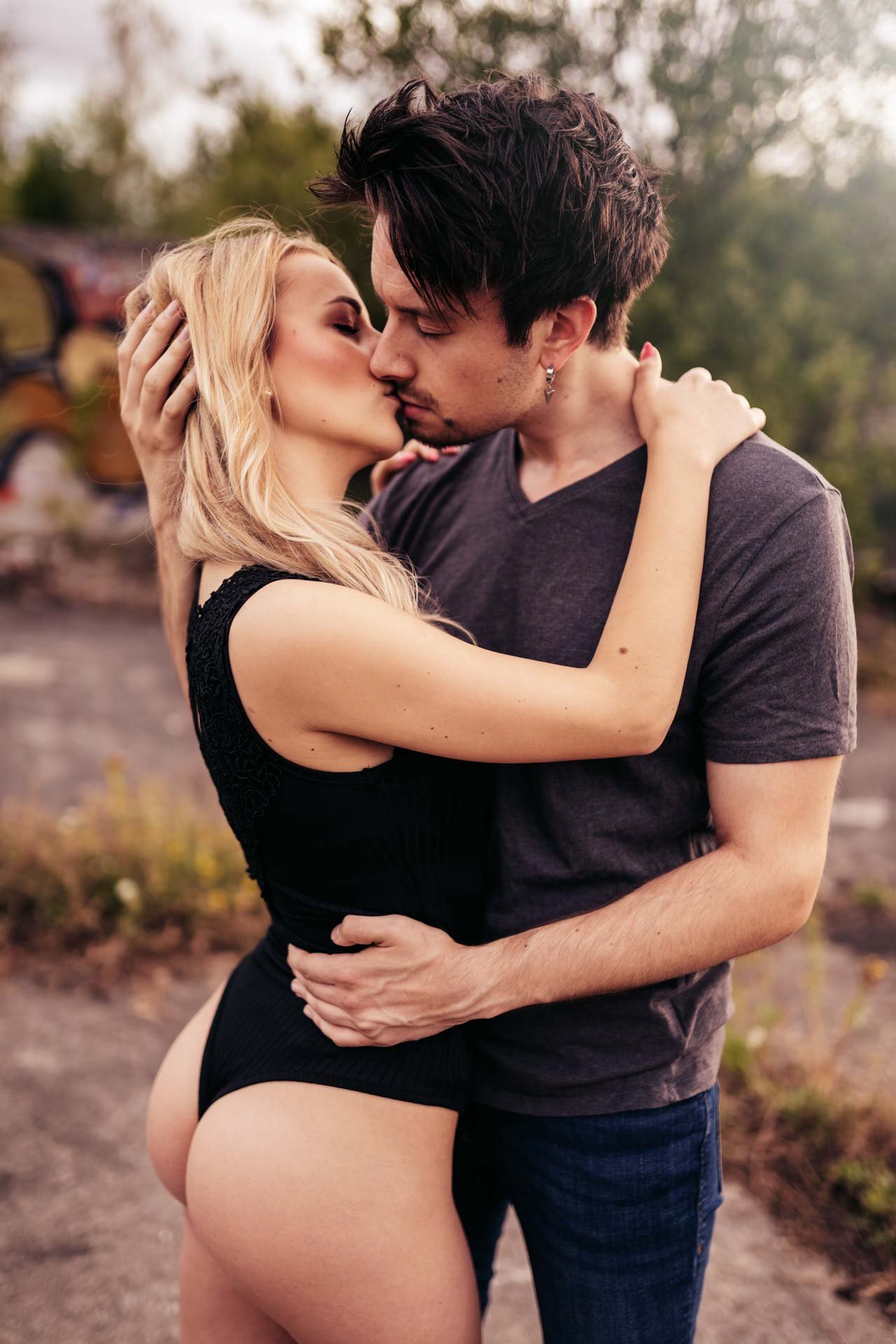 Sexy Body und leidenschaftlicher Kuss