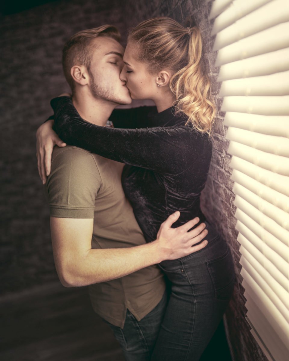 Paarshooting Leipzig Fotograf - Kuss vor dem Jalousiefenster
