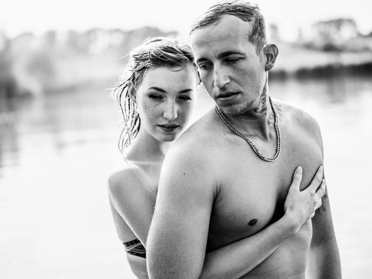 Paarshooting Leipzig Fotograf - im Wasser schwarz weiß