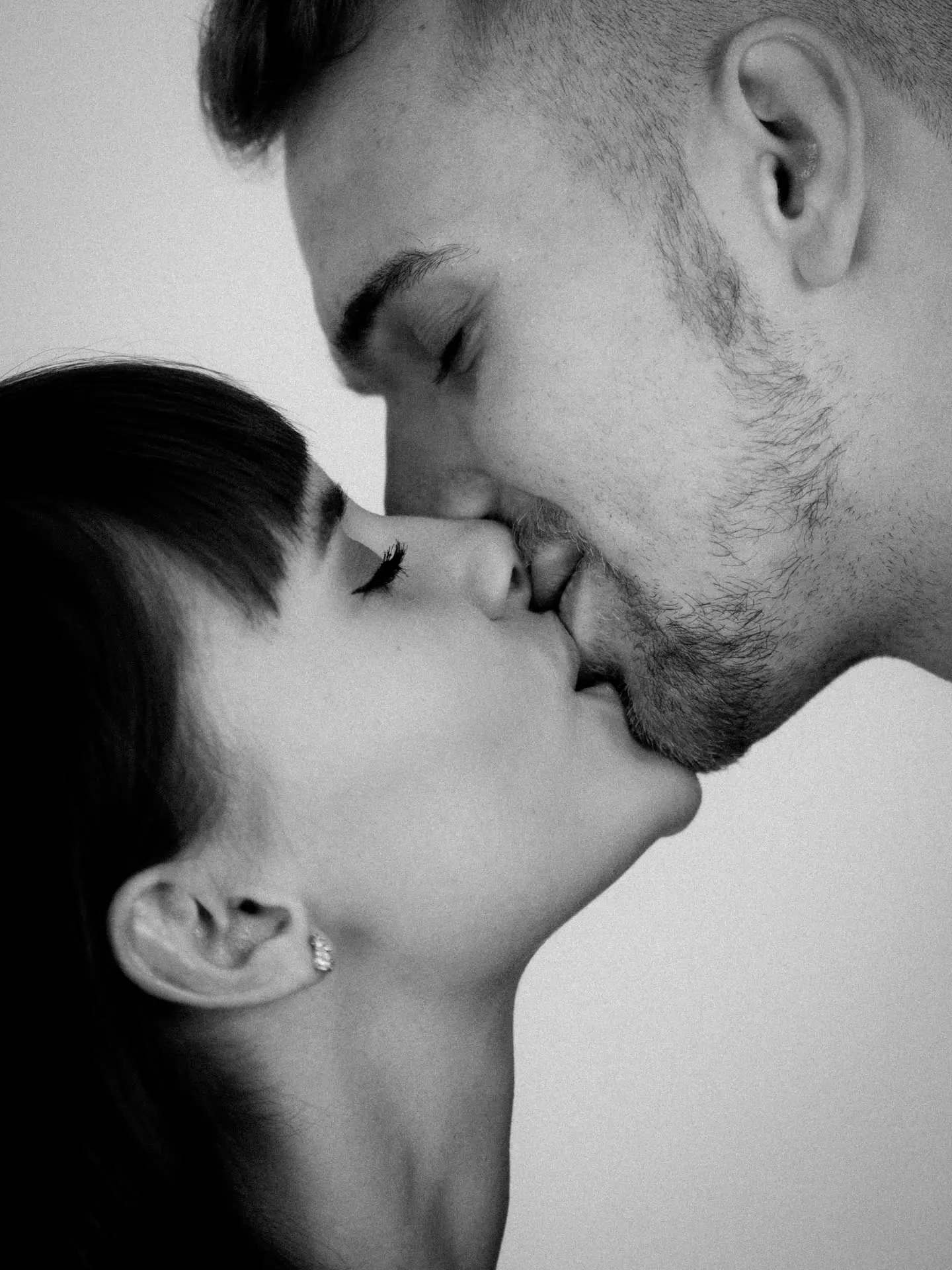 Küssendes Paar Nahaufnahme schwarz-weiß – Paarshooting Leipzig Fotostudio