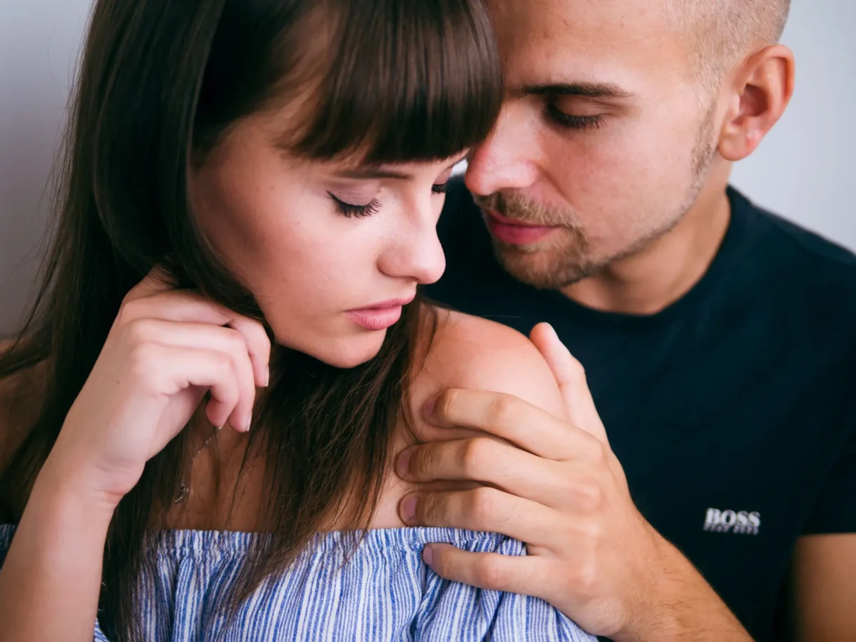 Mann hält Frau an der Schulter Nahaufnahme – intimes Paarfoto Fotostudio Leipzig