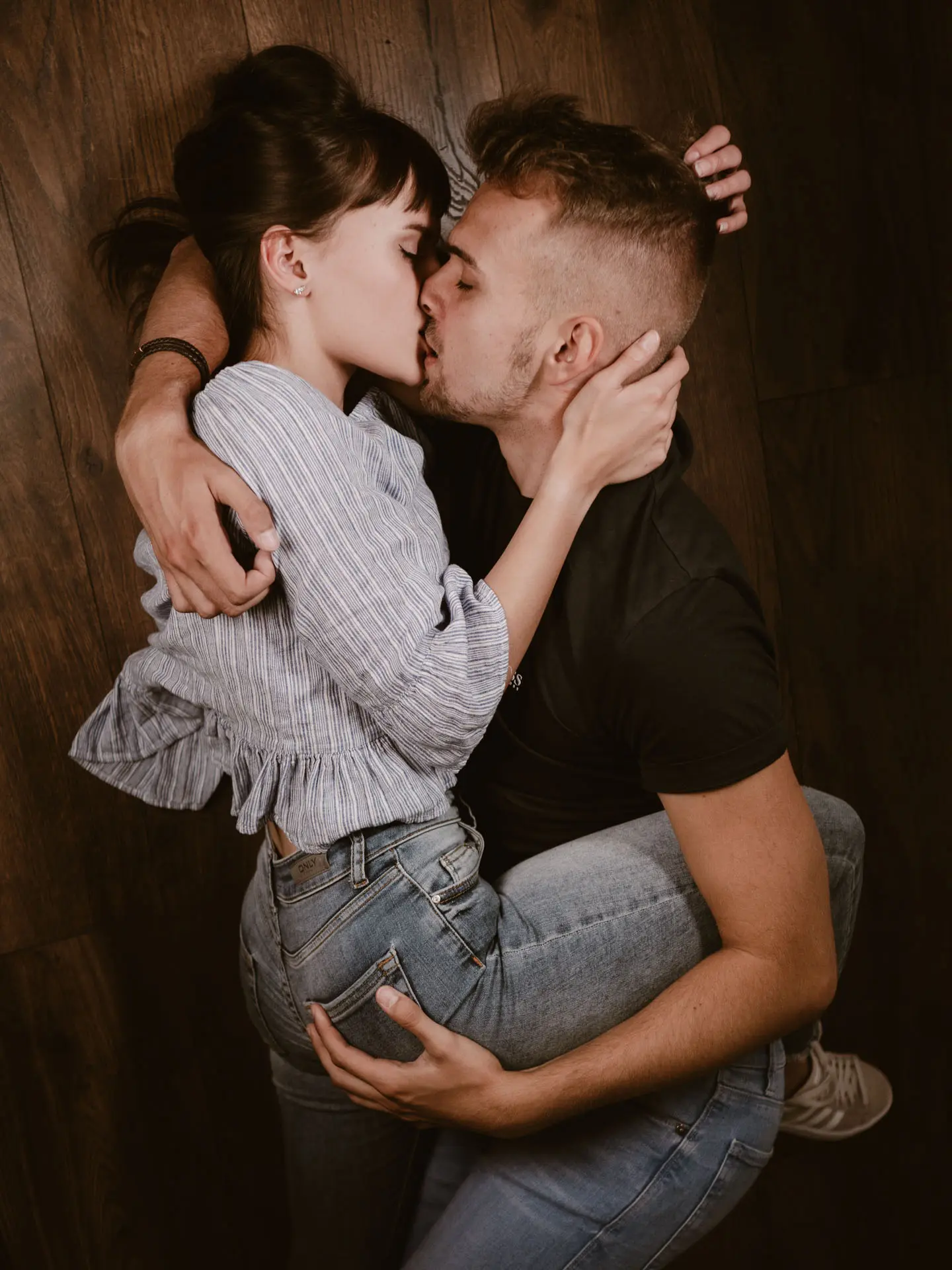 Paar knutscht auf Holzboden Aufsicht – intimes Paarfoto Fotostudio Leipzig