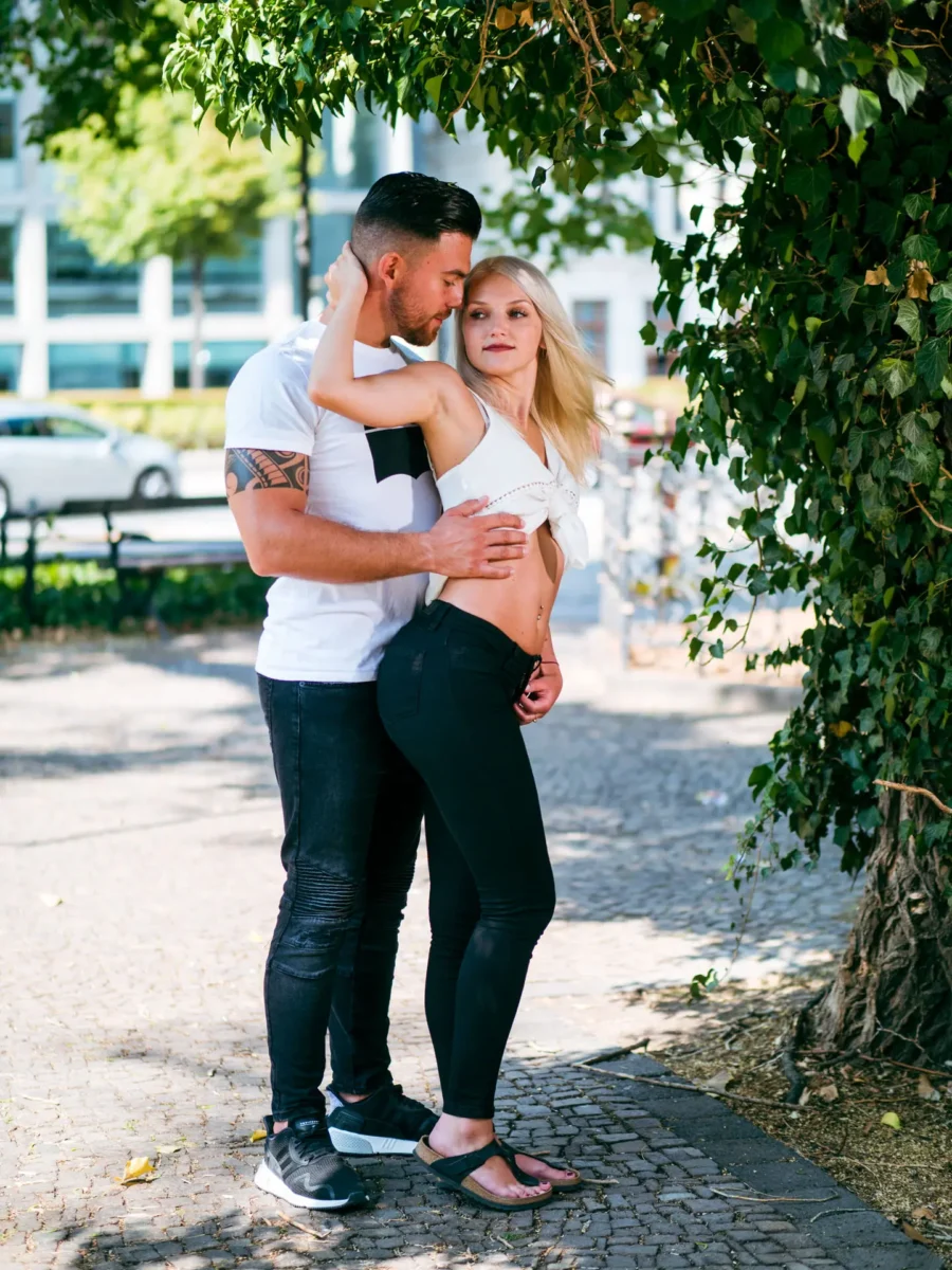 Verliebtes Paar unter hängendem Efeu im Stadtpark Leipzig – sie gibt sich ganz hin beim romantischen Paarshooting