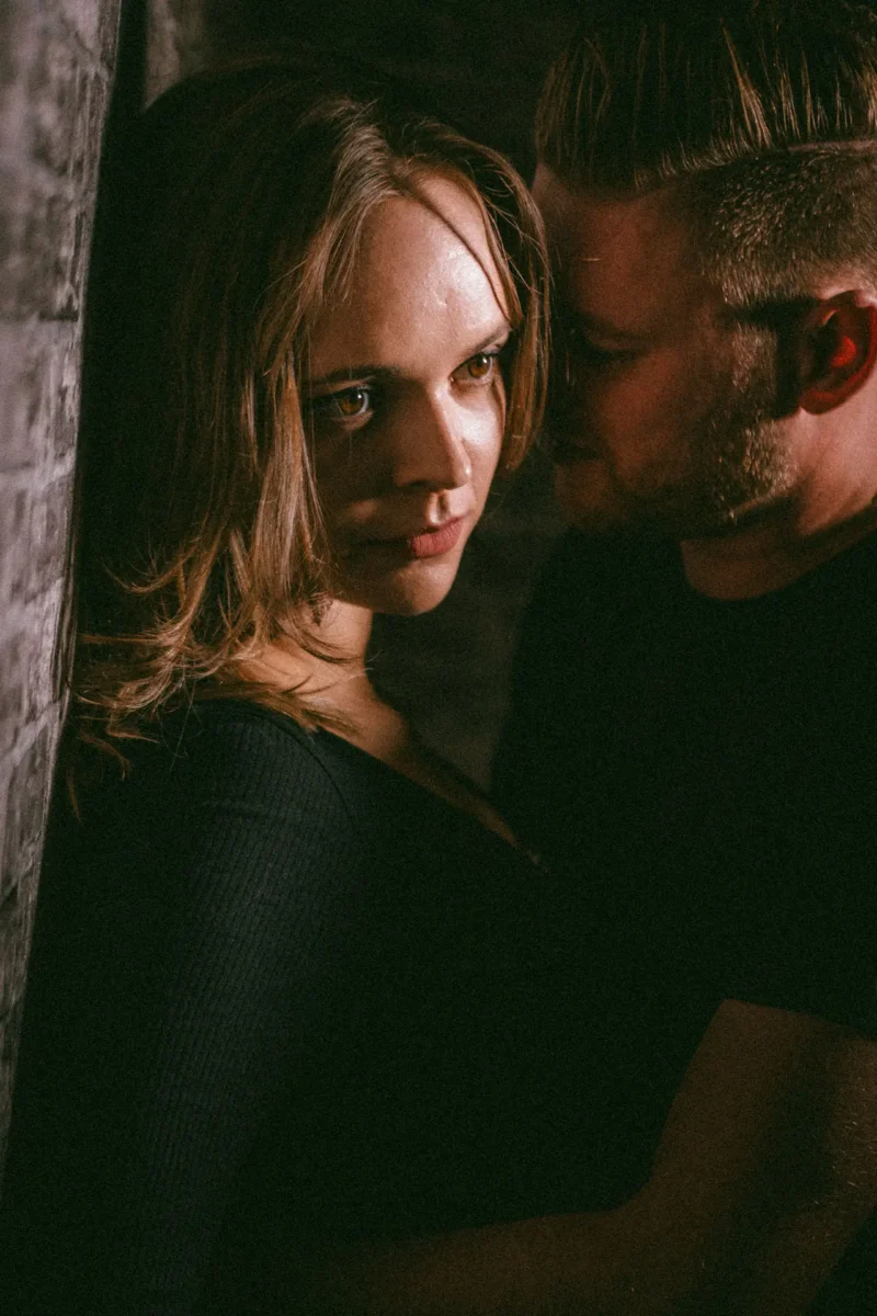 Marie und Benny - süß und sexy - junge Liebe halt Paarshooting Leipzig – sinnliches Portrait im schwarzen Body an Backsteinwand, Traumgarten