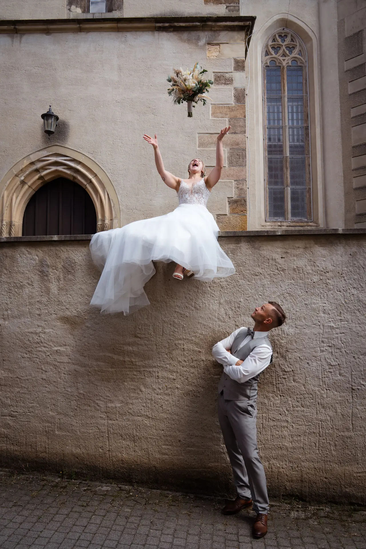 Ungewöhnliches Hochzeitsfoto voller Glück.