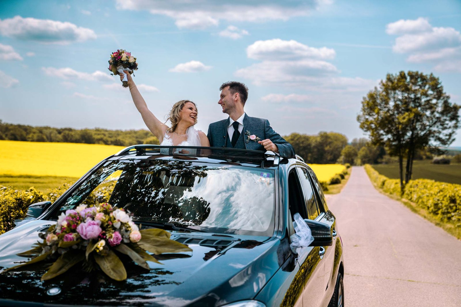 Hochzeitsfoto im Auto