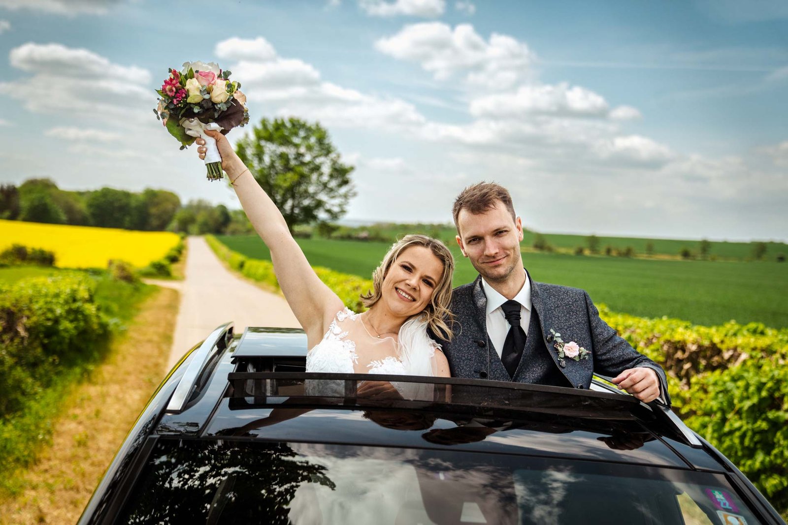 Hochzeitsbild im Auto