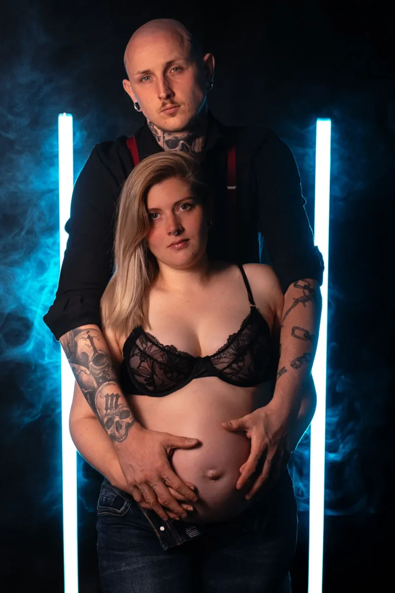 Babybauchfoto im Cyberpunkstil