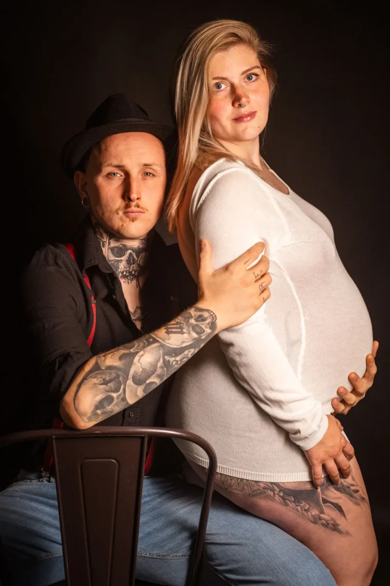 Theresa und Samuel - Babybauchfotos im sinnlichen Cyberpunkstil